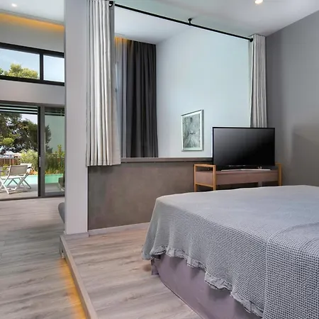 Lagomandra Luxury With Private Pools *