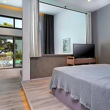Lagomandra Luxury With Private Pools *
