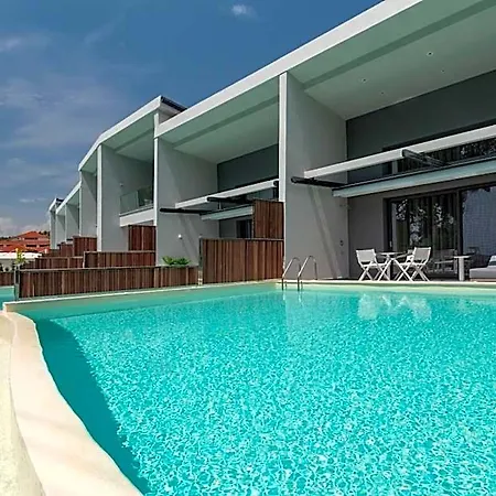 Lagomandra Luxury With Private Pools