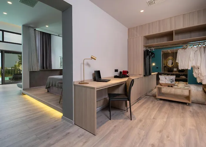 Lagomandra Luxury With Private Pools Station touristique