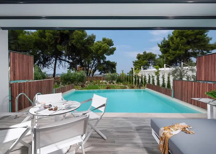 Lagomandra Luxury With Private Pools Station touristique