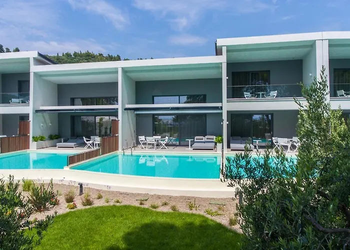 Lagomandra Luxury With Private Pools Station touristique