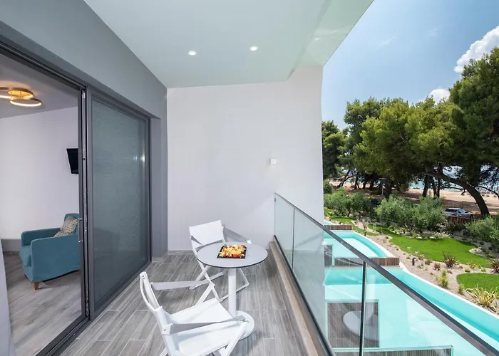 Lagomandra Luxury With Private Pools Station touristique