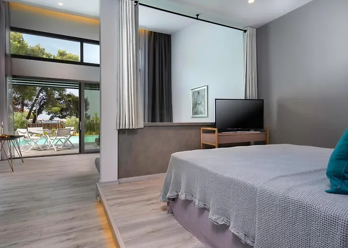 Lagomandra Luxury With Private Pools *