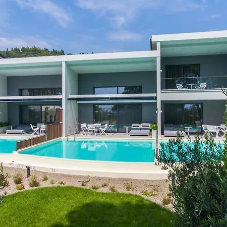 Lagomandra Luxury With Private Pools 리조트